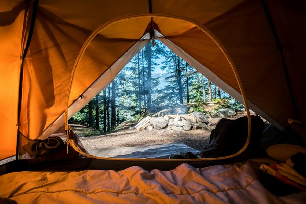 Comment choisir un bon sac de couchage pour un camping dans des conditions d'humidité élevée?